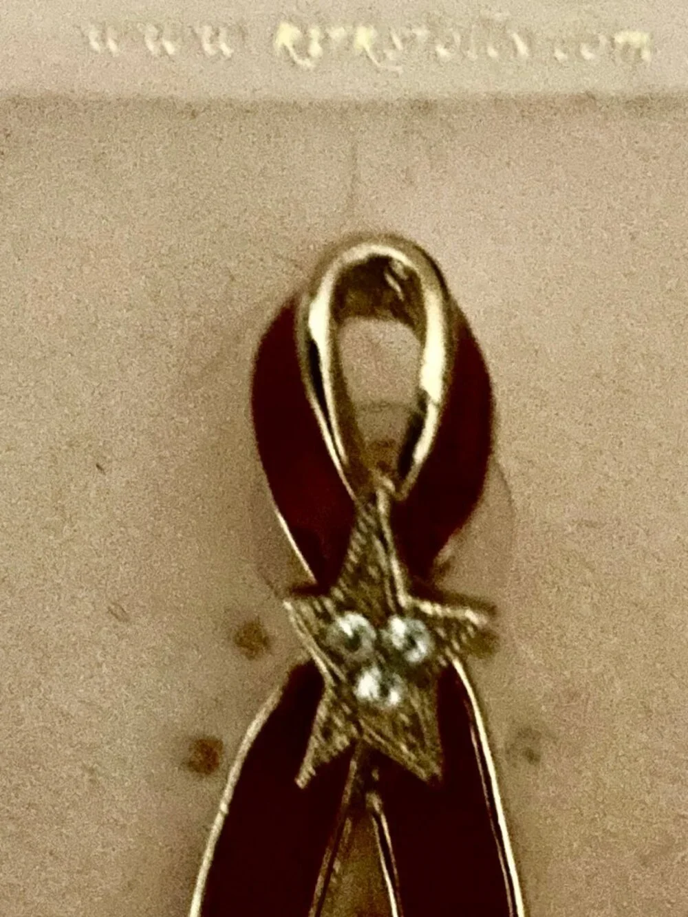 KIRKS FOLLY VINTAGE RED AWARENESS RIBBON TAC PIN W/RHINESTONE FILLED STAR